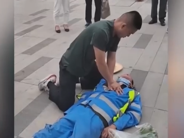 滁州：环卫工晕倒，战士出手救援