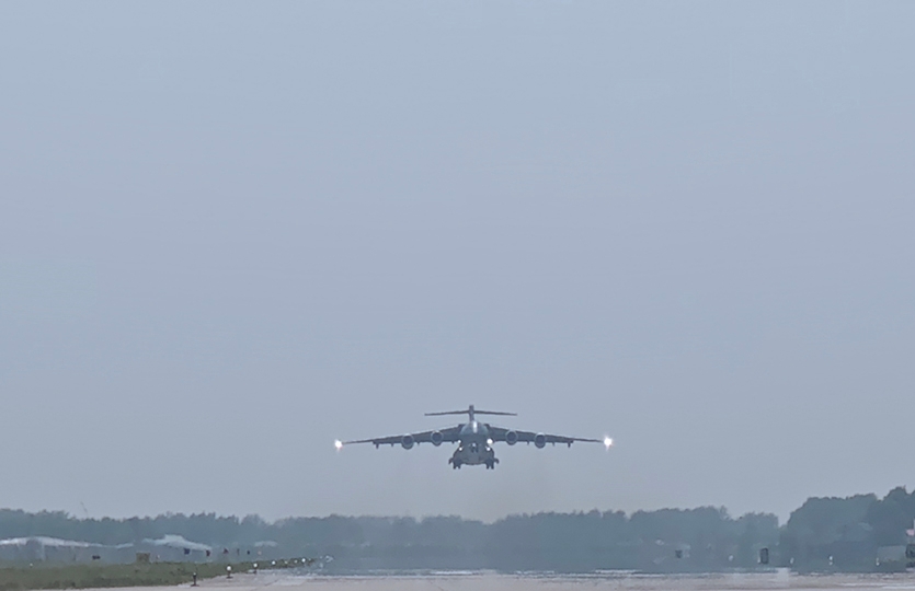 中国空军运-20B赴韩接迎第十三批在韩志愿军烈士遗骸回国