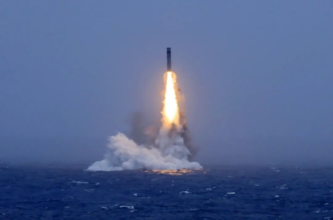 蛟龙出海、利剑破空!潜射战略导弹升空画面公布