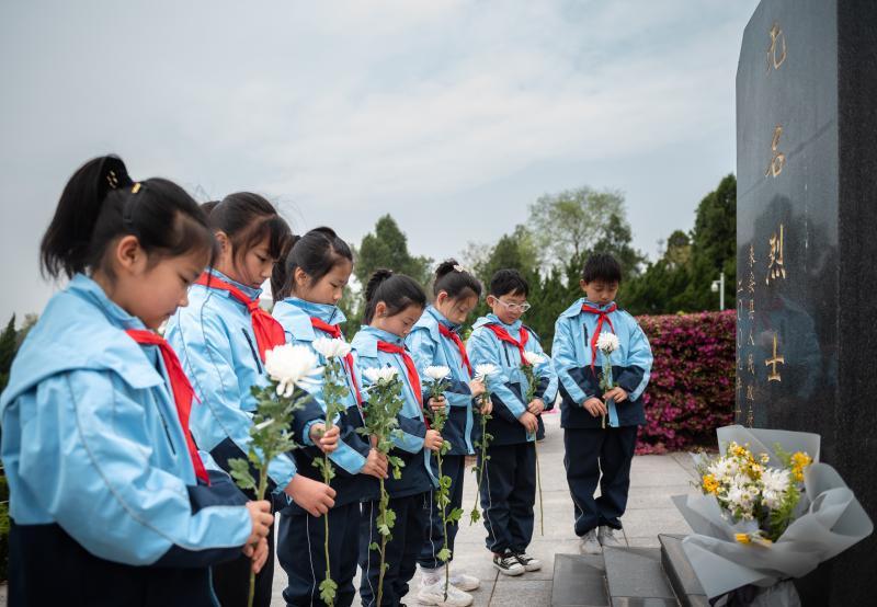 3月30日，少先队员在无名烈士碑前默哀，献花.jpg
