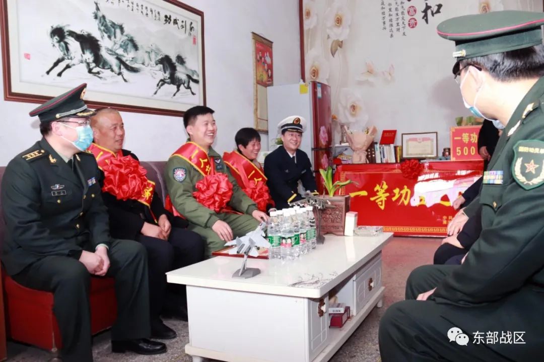 ▲王航与前来送喜报的军地领导交流。