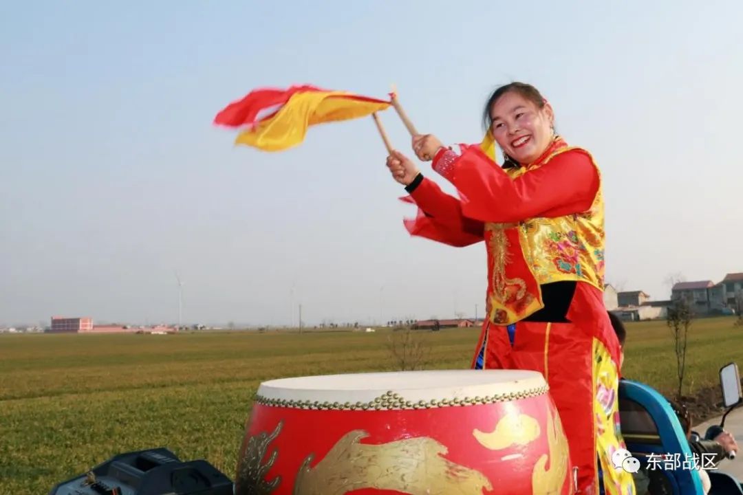 ▲送喜报途中，锣鼓喧天、热闹非凡。