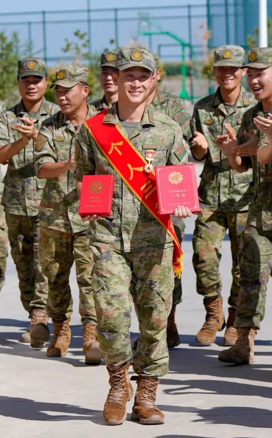祝贺！黄山军人赵丽川获评首届“陆军先锋”！